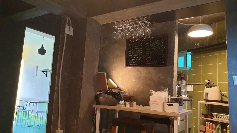Busan Backpackers Экстерьер фото